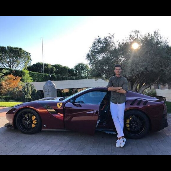 Cristiano Ronaldo dévoile sa nouvelle voiture, une Ferrari F12 TDF, d'une valeur de 400 000 euros et produite à seulement 799 exemplaires. Instagram, le 6 septembre 2017.