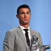 Cristiano Ronaldo, le joueur portugais du Real Madrid, a reçu le trophée du meilleur joueur de la saison 2016/2017 pendant le tirage au sort de l'UEFA Champions League 2017/2018 au Grimaldi Forum à Monaco le 24 août 2017. © Bruno Bebert/Bestimage