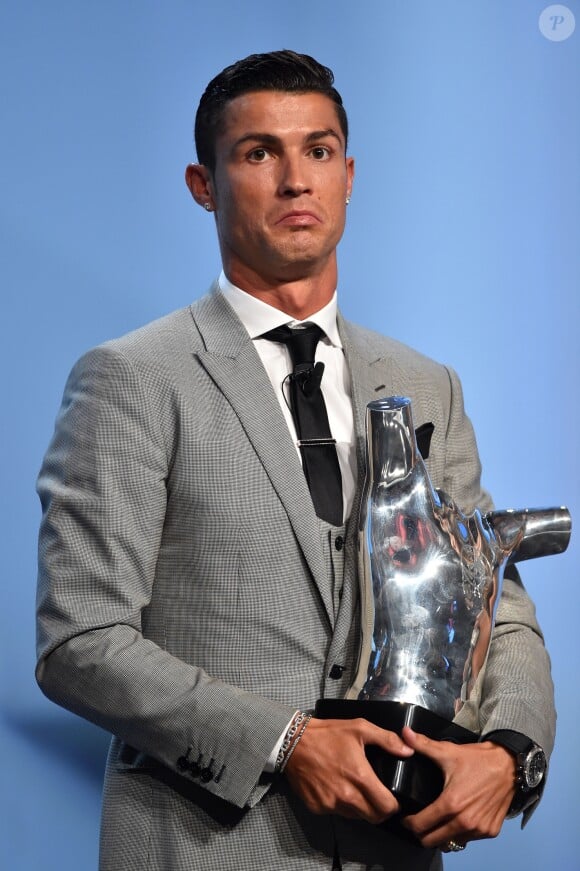 Cristiano Ronaldo, le joueur portugais du Real Madrid, a reçu le trophée du meilleur joueur de la saison 2016/2017 pendant le tirage au sort de l'UEFA Champions League 2017/2018 au Grimaldi Forum à Monaco le 24 août 2017. © Bruno Bebert/Bestimage