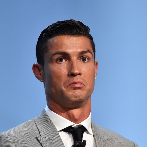 Cristiano Ronaldo, le joueur portugais du Real Madrid, a reçu le trophée du meilleur joueur de la saison 2016/2017 pendant le tirage au sort de l'UEFA Champions League 2017/2018 au Grimaldi Forum à Monaco le 24 août 2017. © Bruno Bebert/Bestimage