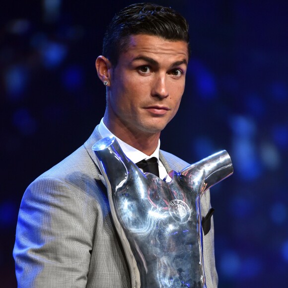 Cristiano Ronaldo, le joueur portugais du Real Madrid, a reçu le trophée du meilleur joueur de la saison 2016/2017 pendant le tirage au sort de l'UEFA Champions League 2017/2018 au Grimaldi Forum à Monaco le 24 août 2017. © Bruno Bebert/Bestimage