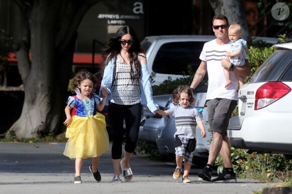 Exclusif - Megan Fox et son mari Brian Austin Green sont allés déjeuner avec leurs enfants Noah, Journey et Bodhi au restaurant Nobu à Malibu, le 22 mai 2017