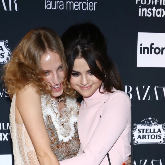 Petra Collins et Selena Gomez assistent à la soirée "Harper's Bazaar Icons by Carine Roitfeld" organisée au Plaza Hotel de New York, le 8 septembre 2017.