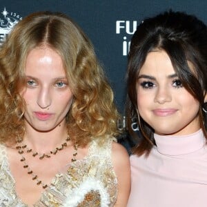 Petra Collins et Selena Gomez assistent à la soirée "Harper's Bazaar Icons by Carine Roitfeld" organisée au Plaza Hotel de New York, le 8 septembre 2017.