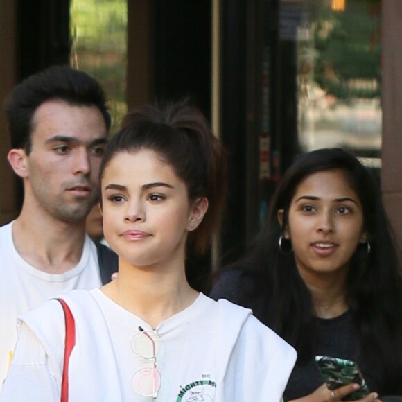 Selena Gomez se balade avec des amis dans les rues de New York, le 4 septembre 2017.