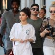 Selena Gomez se balade avec des amis dans les rues de New York, le 4 septembre 2017.