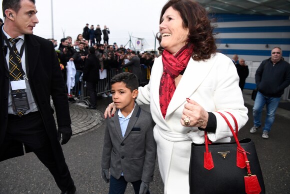 Maria Dolores dos Santos Aveiro, la mère de Cristiano Ronaldo et Cristiano Jr, le fils du footballeur portugais arrivant à Zurich pour la soirée de remise du ballon d'or le 9 janvier 2016.