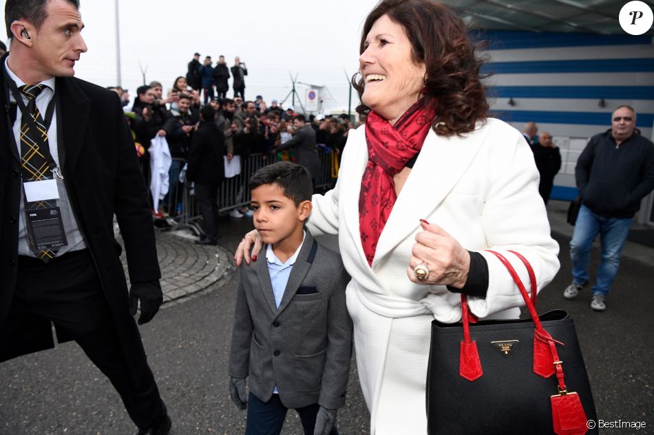 Maria Dolores dos Santos Aveiro, la mère de Cristiano Ronaldo et Cristiano  Jr, le fils du footballeur portugais arrivant à Zurich pour la soirée de  remise du ba - Purepeople