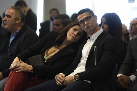 Cristiano Ronaldo avec sa mère Maria Dolores - Conférence de presse de Cristiano Ronaldo pour annoncer la prolongation de son contrat avec le Real Madrid jusqu'en 2021 à Madrid le 7 novembre 2016.
