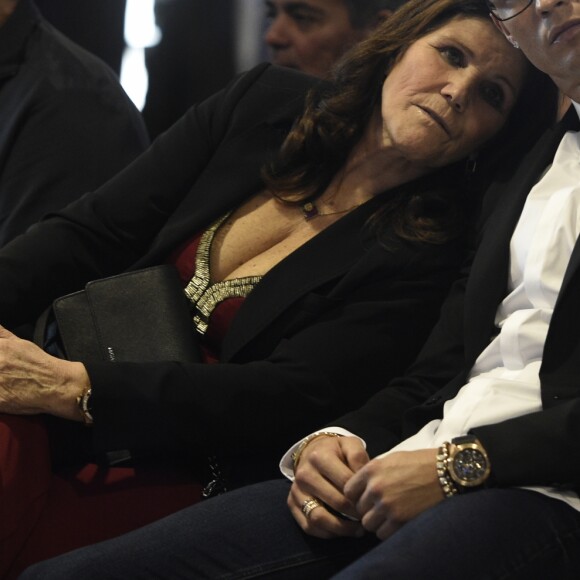 Cristiano Ronaldo avec sa mère Maria Dolores - Conférence de presse de Cristiano Ronaldo pour annoncer la prolongation de son contrat avec le Real Madrid jusqu'en 2021 à Madrid le 7 novembre 2016.