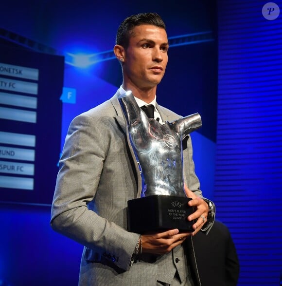 Cristiano Ronaldo, le joueur portugais du Real Madrid, a reçu le trophée du meilleur joueur de la saison 2016/2017 pendant le tirage au sort de l'UEFA Champions League 2017/2018 au Grimaldi Forum à Monaco le 24 août 2017. © Michael Alesi/Bestimage
