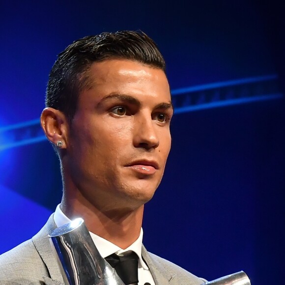 Cristiano Ronaldo, le joueur portugais du Real Madrid, a reçu le trophée du meilleur joueur de la saison 2016/2017 pendant le tirage au sort de l'UEFA Champions League 2017/2018 au Grimaldi Forum à Monaco le 24 août 2017. © Michael Alesi/Bestimage