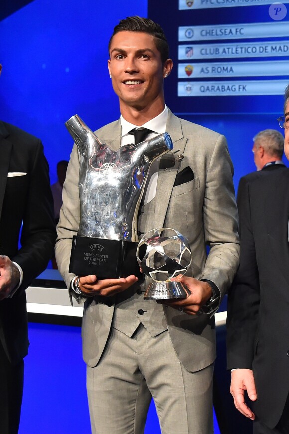 Cristiano Ronaldo, le joueur portugais du Real Madrid, a reçu les trophée du meilleur joueur de la saison 2016/2017 et du meilleur attaquant pendant le tirage au sort de l'UEFA Champions League 2017/2018 au Grimaldi Forum à Monaco le 24 août 2017. © Bruno Bebert/Bestimage