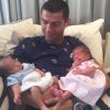 Cristiano Ronaldo pose pour la toute première fois avec ses jumeaux maeto et Eva. Photo postée sur Instagram le 29 juin 2017.
