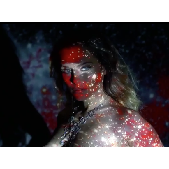 Clara Morgane, extrait du premier teaser vidéo de son calendrier 2018, baptisé Rouge, disponible à partir du 25 septembre 2017 dans tous les points de vente.