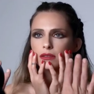 Clara Morgane dans le premier teaser vidéo de son calendrier 2018, baptisé Rouge, disponible à partir du 25 septembre 2017 dans tous les points de vente.