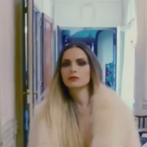 Clara Morgane, image extraite du premier teaser vidéo de son calendrier 2018, baptisé Rouge, disponible à partir du 25 septembre 2017 dans tous les points de vente.