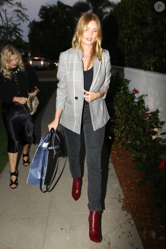 Exclusif - Rosie Huntington-Whiteley à Hollywood le 23 aout 2017.  Supermodel Rosie Huntington-Whiteley was spotted looking super stylish in a grey blazer and black jeans as she and a friend arrived at a party in Hollywood on august 23, 2017.23/08/2017 - Hollywood