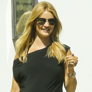 Exclusif - Rosie Huntington-Whiteley enceinte se balade avec sa mère Fiona et sa belle-mère Eileen Yates Statham dans les rues de Beverly Hills, le 22 mai 2017  Exclusive - Rosie Huntington-Whiteley glows as she shows off her growing baby bump while out with family. Rosie was seen out with her mom Fiona, and her mother-in-law Eileen Yates Statham. 22nd may 201722/05/2017 - Los Angeles