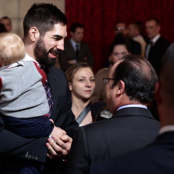 Nikola Karabatic, son fils Alek et François Hollande lors de la réception de l'équipe des France de Handball, championne du monde, au palais de l'Elysée à Paris, le 30 janvier 2017. © Stéphane Lemouton/Bestimage