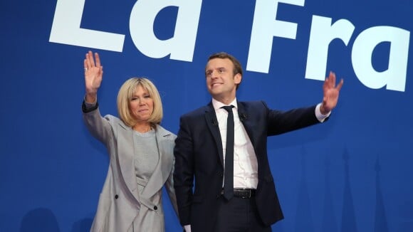 Emmanuel Macron, son couple "égalitaire" avec Brigitte : "Il l'embrasse souvent"