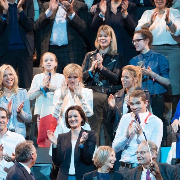 Philippe Besson, Laurence Auzière Jourdan (cardiologue), Brigitte Trogneux (Macron), Tiphaine Auzière (avocate), Line Renaud, Françoise Noguès-Macron (mère E. Macron), le compagnon de T. Auzière, Antoine (gastro-entérologue), Guillaume Jourdan (radiologue), Christelle Auzière et son mari Sébastien Auzière (chercheur en laboratoire pharmaceutique), Gérard Collomb, François Bayrou, Marielle de Sarnez - La famille, les amis et soutiens d'Emmanuel Macron dans les tribunes lors du grand meeting d'Emmanuel Macron, candidat d'En Marche! à l'élection présidentielle 2017, à l'AccorHotels Arena à Paris, France, le lundi 17 avril 2017. © Cyril Moreau/Bestimage