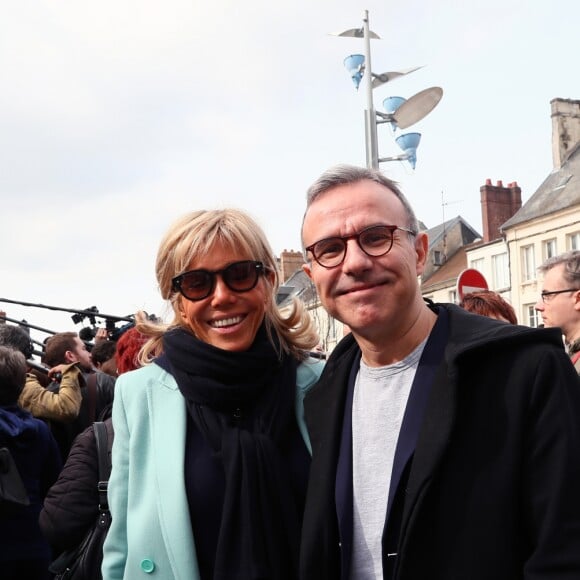 Brigitte Macron avec son ami et écrivain Philippe Besson - Emmanuel Macron et sa femme Brigitte (Trogneux), en déplacement dans l'Aisne, visitent le château de Villers-Cotterêts le 17 mars 2017. Emmanuel Macron, candidat à l'élection présidentielle pour son mouvement "En Marche!" rencontre des habitants accompagné d'une partie de son staff et d'élus locaux. © Sébastien Valiela / Bestimage