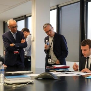 Exclusif : Jean Pisani-Ferry, Philippe Besson et Emmanuel Macron - Emmanuel Macron à son QG de campagne au soir du deuxième tour, dans l'attente des résultats des élections présidentielles, à Paris. Le 7 mai 2017.© Dominique Jacovides - Sébastien Valiela / Bestimage