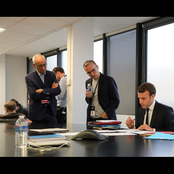 Exclusif : Jean Pisani-Ferry, Philippe Besson et Emmanuel Macron - Emmanuel Macron à son QG de campagne au soir du deuxième tour, dans l'attente des résultats des élections présidentielles, à Paris. Le 7 mai 2017.© Dominique Jacovides - Sébastien Valiela / Bestimage