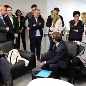 Exclusif : Philippe Besson, Emmanuel Macron, Brigitte Macron et leurs familles au QG de campagne au soir du deuxième tour, dans l'attente des résultats des -élections présidentielles, à Paris. Le 7 mai 2017.© Dominique Jacovides - Sébastien Valiela / Bestimage