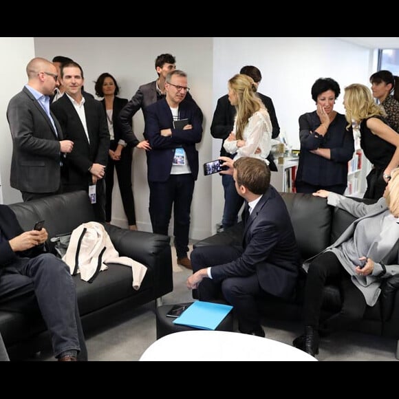 Exclusif : Philippe Besson, Emmanuel Macron, Brigitte Macron et leurs familles au QG de campagne au soir du deuxième tour, dans l'attente des résultats des -élections présidentielles, à Paris. Le 7 mai 2017.© Dominique Jacovides - Sébastien Valiela / Bestimage