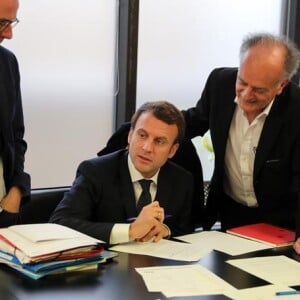 Exclusif : Jean Pisani-Ferry, Philippe Besson et Emmanuel Macron - Emmanuel Macron à son QG de campagne au soir du deuxième tour, dans l'attente des résultats des élections présidentielles, à Paris. Le 7 mai 2017.© Dominique Jacovides - Sébastien Valiela / Bestimage