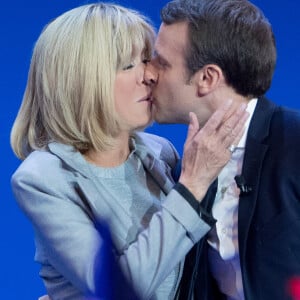 Emmanuel Macron (candidat du mouvement "En Marche !") avec sa femme Brigitte lors de son discours après l'annonce des résultats du premier tour de l'élection présidentielle 2017 au Parc des Expositions de la Porte de Versailles. France, Paris, le 23 avril 2017. Emmanuel Macron arrive en tête avec 23,9% et Marine Le Pen avec 21,7%. © Cyril Moreau/Bestimage