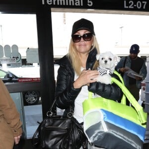 Heather Locklear prend l'avion avec son chien à Los Angeles le 19 avril 2017.