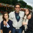 Anthony Delon avec ses filles Liv et Loup lors de l'inauguration de la Fête des Tuileries à Paris le 28 juin 2013