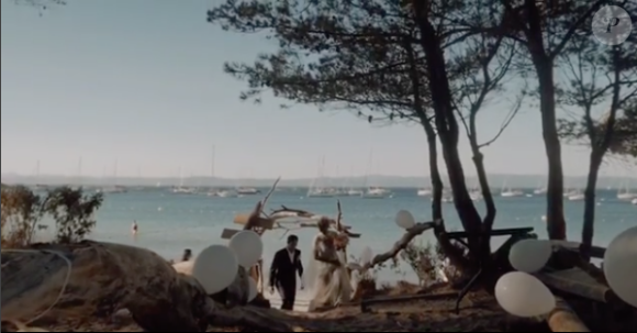 Sylvie Tellier, le jour de son mariage avec Laurent, le 14 juillet 2017 dans le Var. Ici sur la plage d'Argent, à Porquerolles.