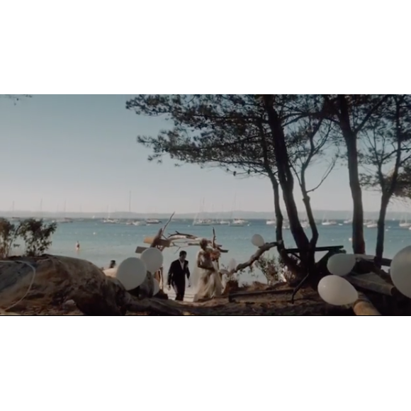 Sylvie Tellier, le jour de son mariage avec Laurent, le 14 juillet 2017 dans le Var. Ici sur la plage d'Argent, à Porquerolles.