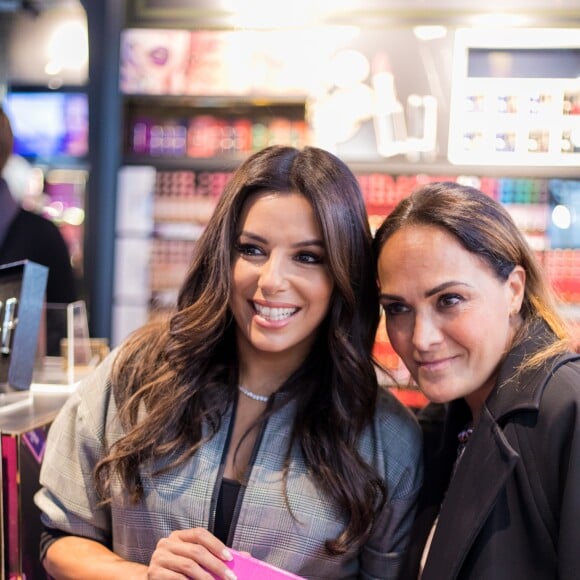 Eva Longoria, égérie L'Oréal Paris, rencontre ses fans et consommateurs de la marque à la boutique l'Oréal Paris rue de Rennes le 18 septembre 2017. © Cyril Moreau / Bestimage