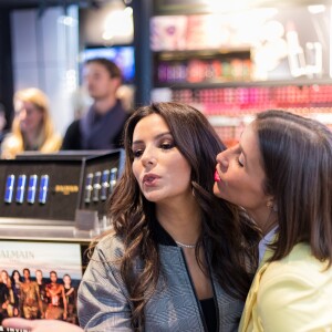 Eva Longoria, égérie L'Oréal Paris, rencontre ses fans et consommateurs de la marque à la boutique l'Oréal Paris rue de Rennes le 18 septembre 2017. © Cyril Moreau / Bestimage