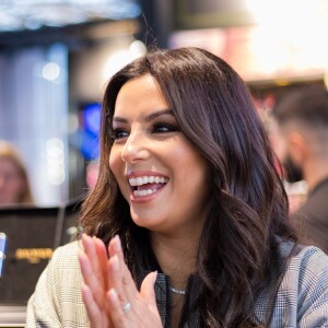 Eva Longoria rencontre ses fans et consommateurs de la marque à la boutique l'Oréal Paris rue de Rennes le 18 septembre 2017. © Cyril Moreau / Bestimage