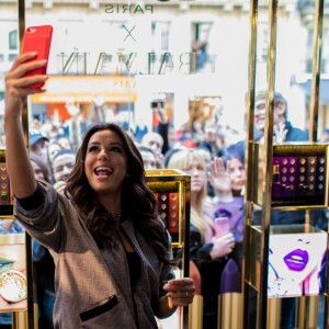 Eva Longoria, égérie L'Oréal Paris, rencontre ses fans et consommateurs de la marque à la boutique l'Oréal Paris rue de Rennes le 18 septembre 2017. © Cyril Moreau / Bestimage