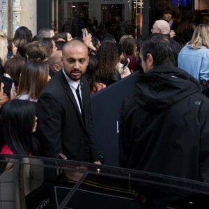 L'actrice Eva Longoria, égérie L'Oréal Paris, rencontre ses fans et consommateurs de la marque à la boutique l'Oréal Paris rue de Rennes le 18 septembre 2017. © Cyril Moreau / Bestimage