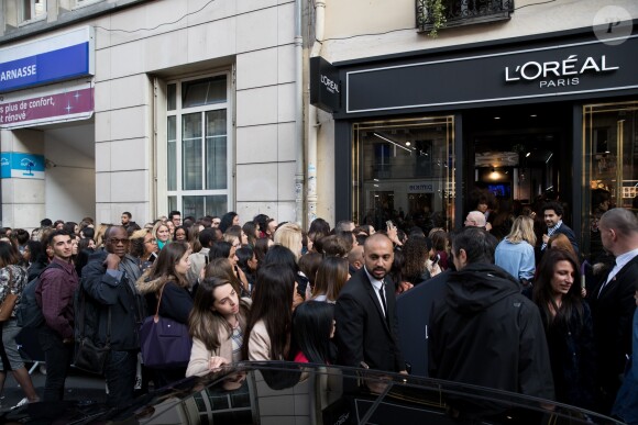 L'actrice Eva Longoria, égérie L'Oréal Paris, rencontre ses fans et consommateurs de la marque à la boutique l'Oréal Paris rue de Rennes le 18 septembre 2017. © Cyril Moreau / Bestimage