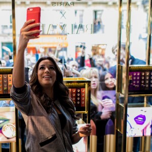 Eva Longoria, égérie L'Oréal Paris, rencontre ses fans et consommateurs de la marque à la boutique l'Oréal Paris rue de Rennes le 18 septembre 2017. © Cyril Moreau / Bestimage