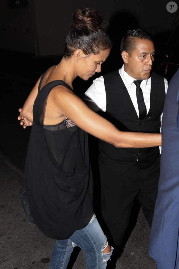 Exclusif - Halle Berry est allée diner avec le rappeur et producteur de RnB britannique Alex da Kid au restaurant iI Cielo à Beverly Hills le 22 juillet 2017