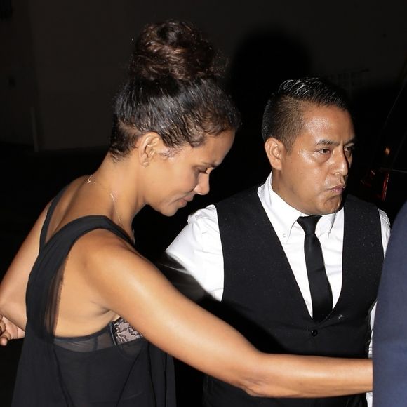 Exclusif - Halle Berry est allée diner avec le rappeur et producteur de RnB britannique Alex da Kid au restaurant iI Cielo à Beverly Hills le 22 juillet 2017