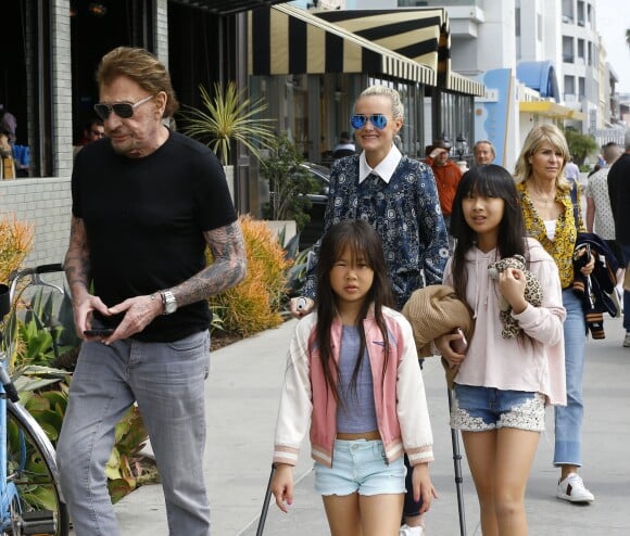 Johnny Hallyday sort déjeuner en famille, avec sa femme Laeticia et leurs filles Jade et Joy, au Water Grill de Santa Monica le 18 mars 2017.
