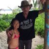 Johnny Hallyday pose avec sa fille Jade à Saint-Barthélemy, à l'occasion de son 13e anniversaire, le 3 août 2017.