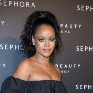 Rihanna en robe noire et escarpins à la soirée "Fenty Beauty by Rihanna" aux Jardins des Tuileries à Paris, le 21 septembre 2017. © Cyril Moreau/Bestimage
