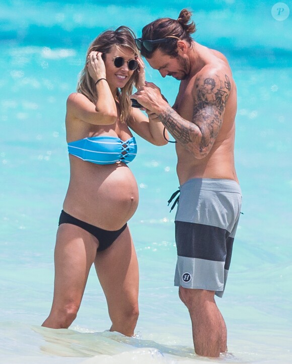 Exclusif - Audrina Patridge (enceinte) avec son compagnon Corey Bohan se relaxent sur une plage de Hawaï le 14 Avril 2016.